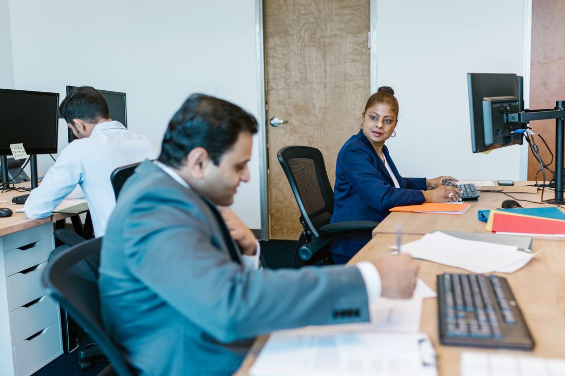 Equipo de redacción trabajando en la oficina