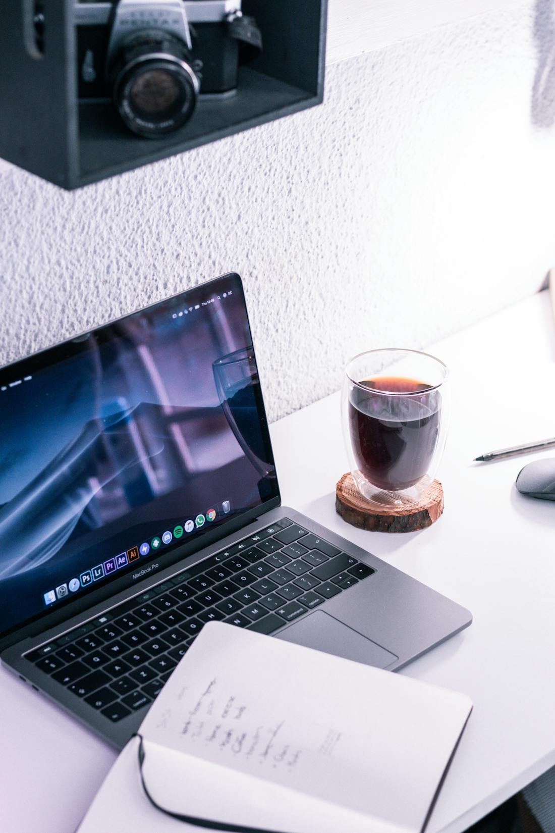 Espacio de trabajo con portátil y cuaderno de notas